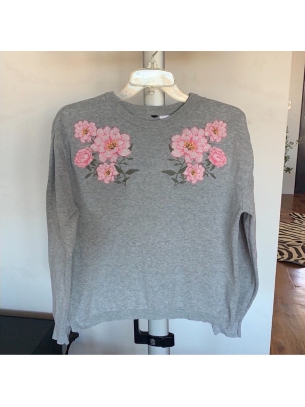 H&M embroidered knit pullover sweater/top Sz M Gray pink Rose crewneck